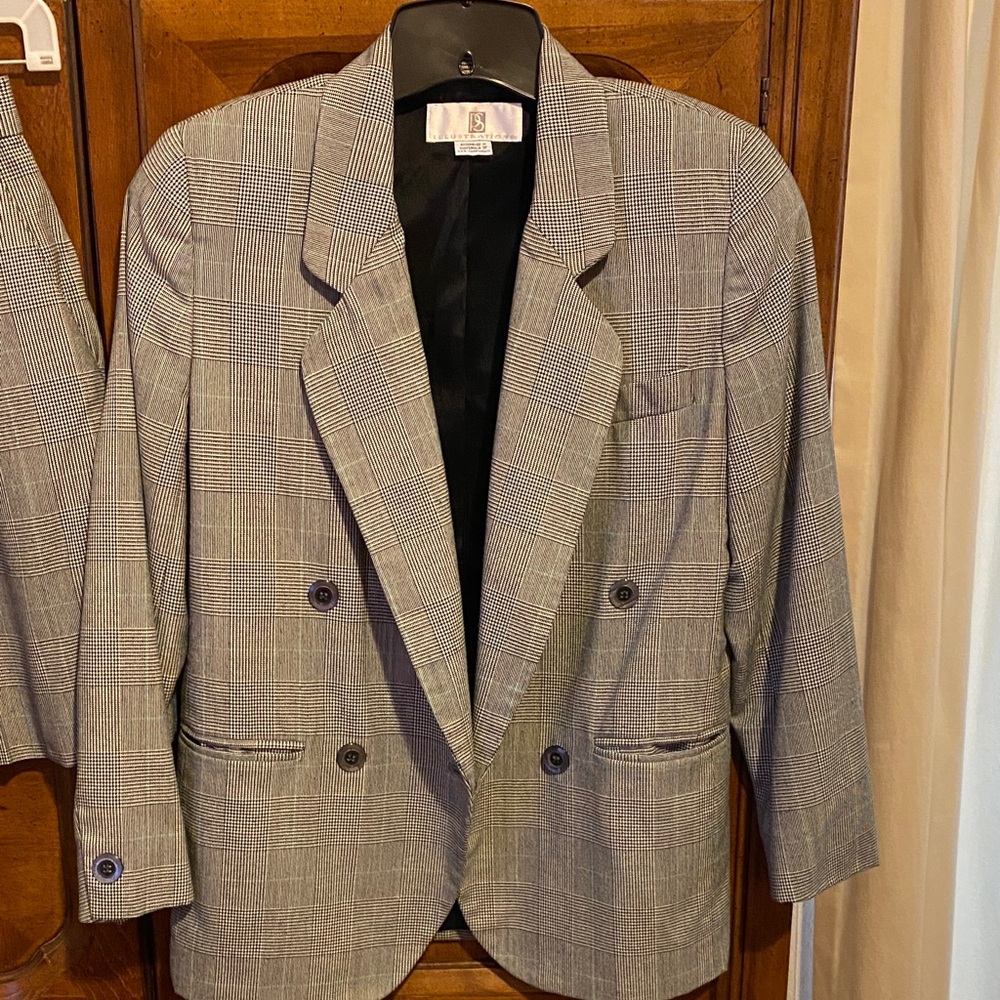Women's  petite size 4 Gray Glen Plaid Double-Breasted Blazer and a skort.
